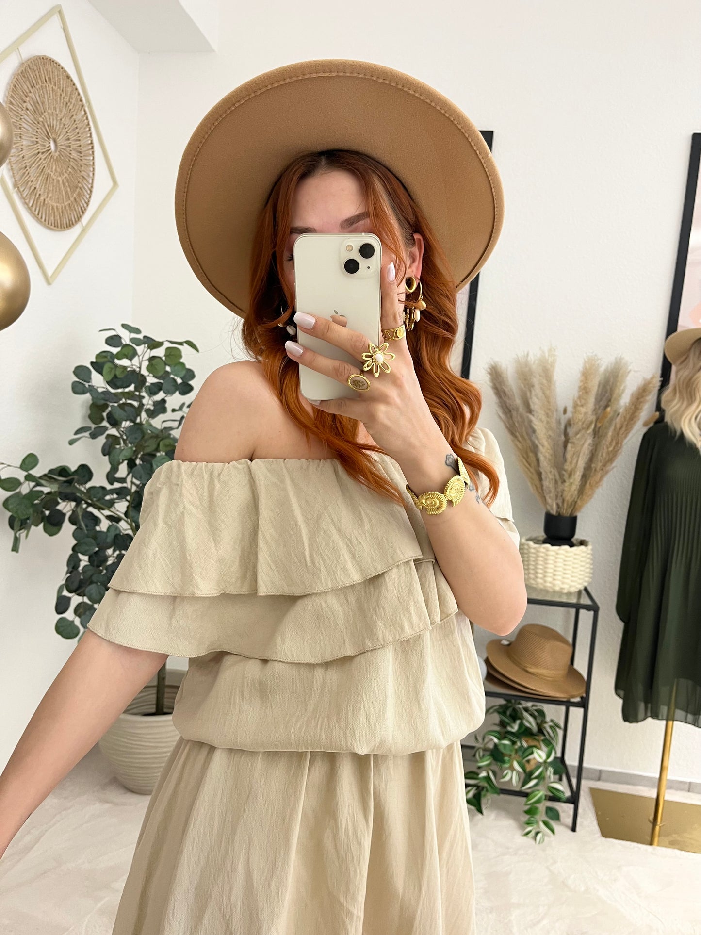 Kleid "Katharine" beige - Offshoulder Kleid mit Rüschen