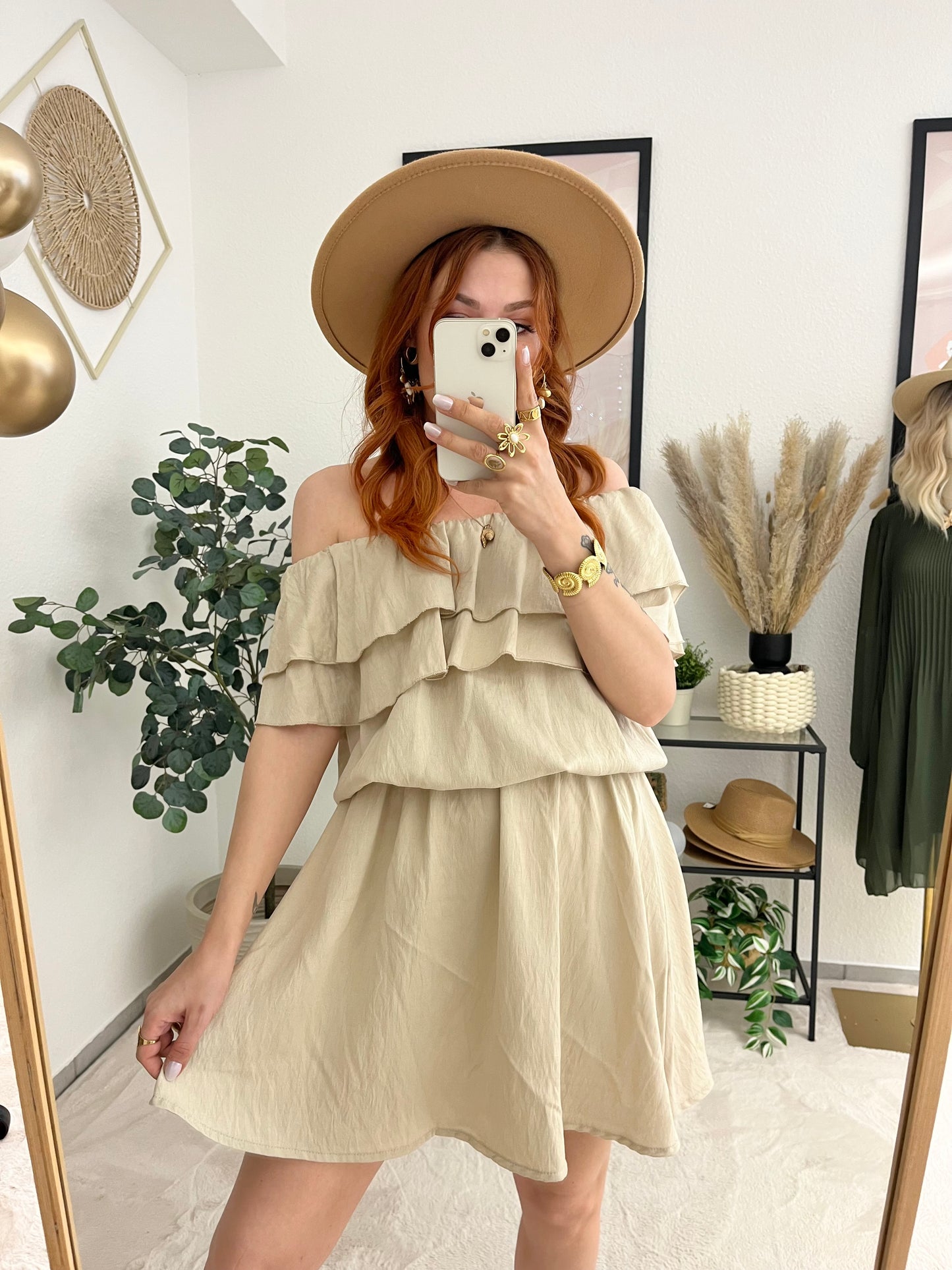 Kleid "Katharine" beige - Offshoulder Kleid mit Rüschen