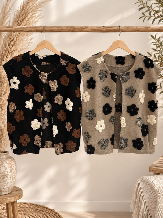 Weste mit Blumendetails in verschiedenen Farben